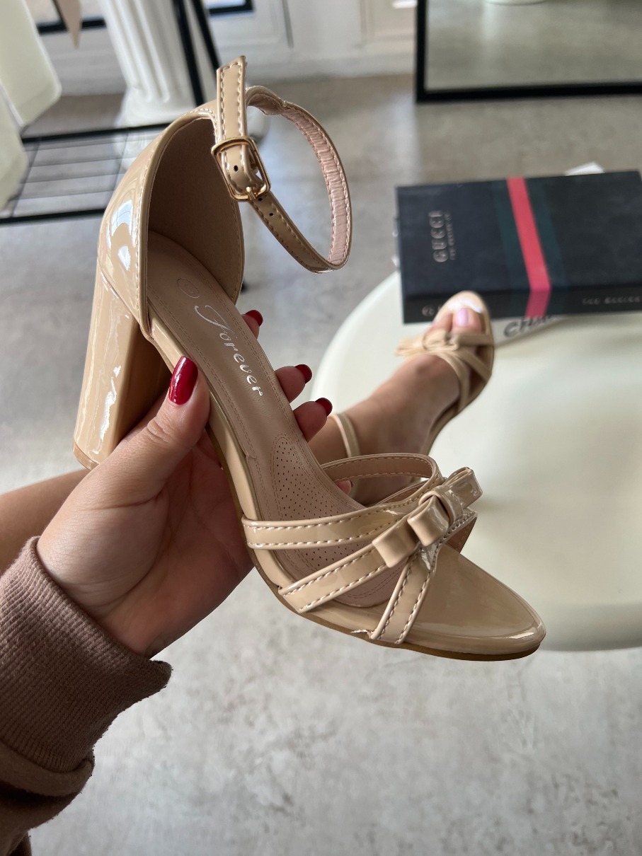 Sandalia con Lacito Patente