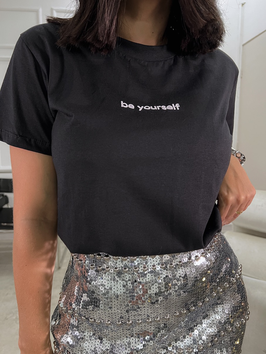 Camiseta  negra be yourself