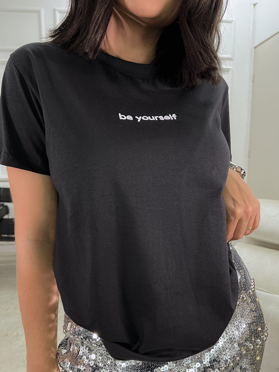 Camiseta  negra be yourself