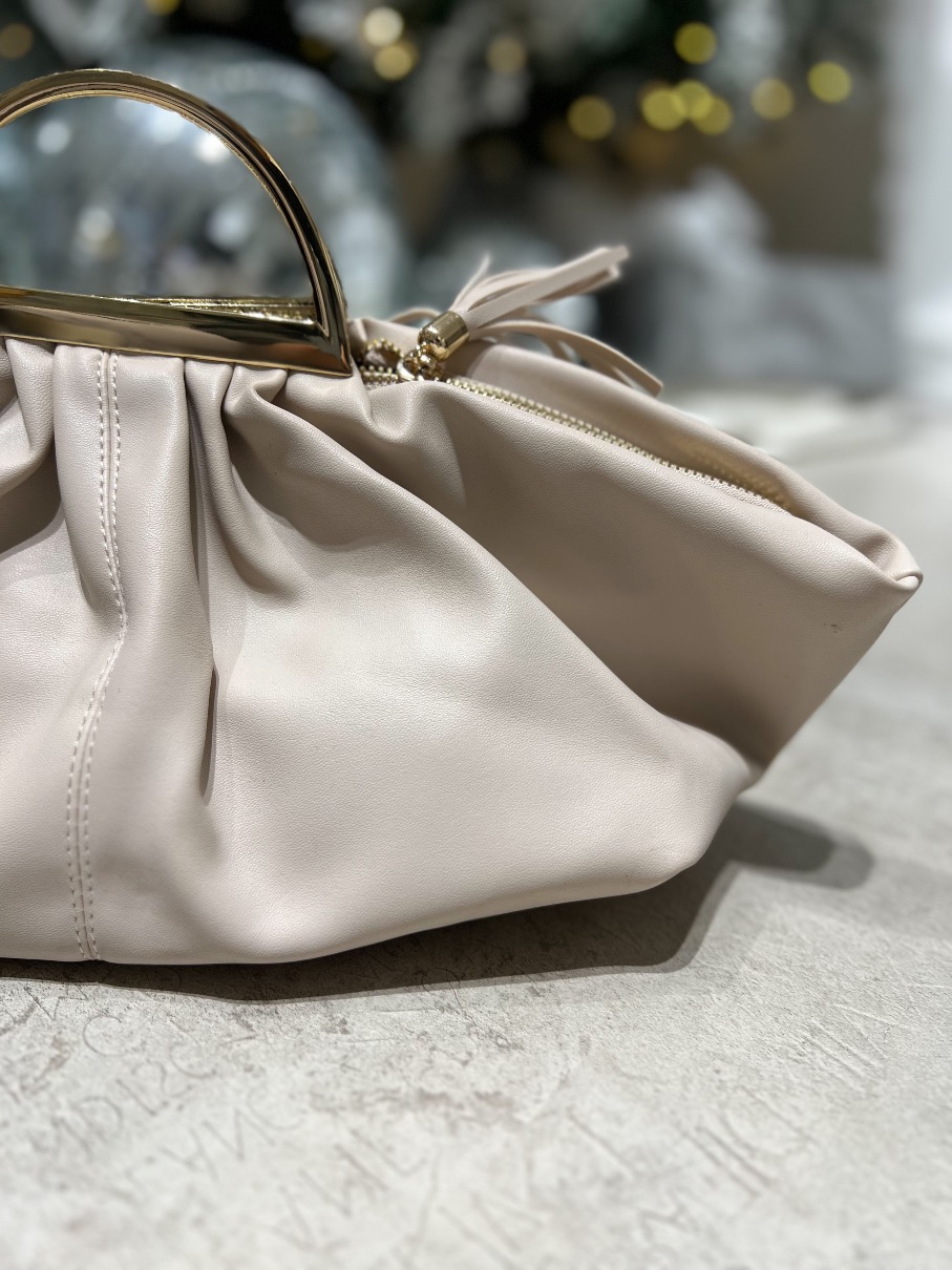 Cartera beige con asa dorada