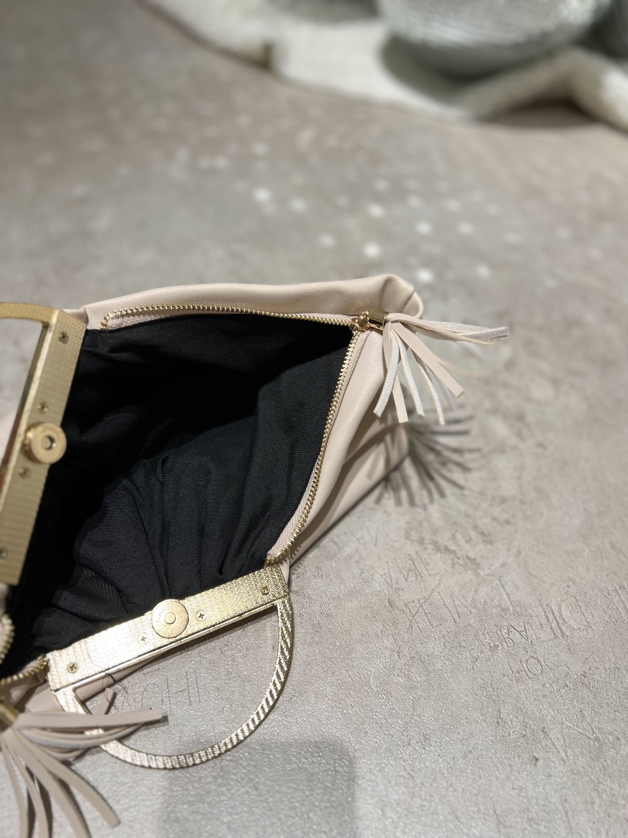 Cartera beige con asa dorada