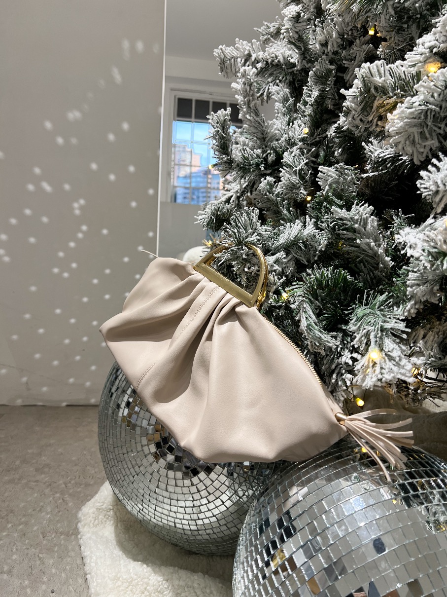 Cartera beige con asa dorada