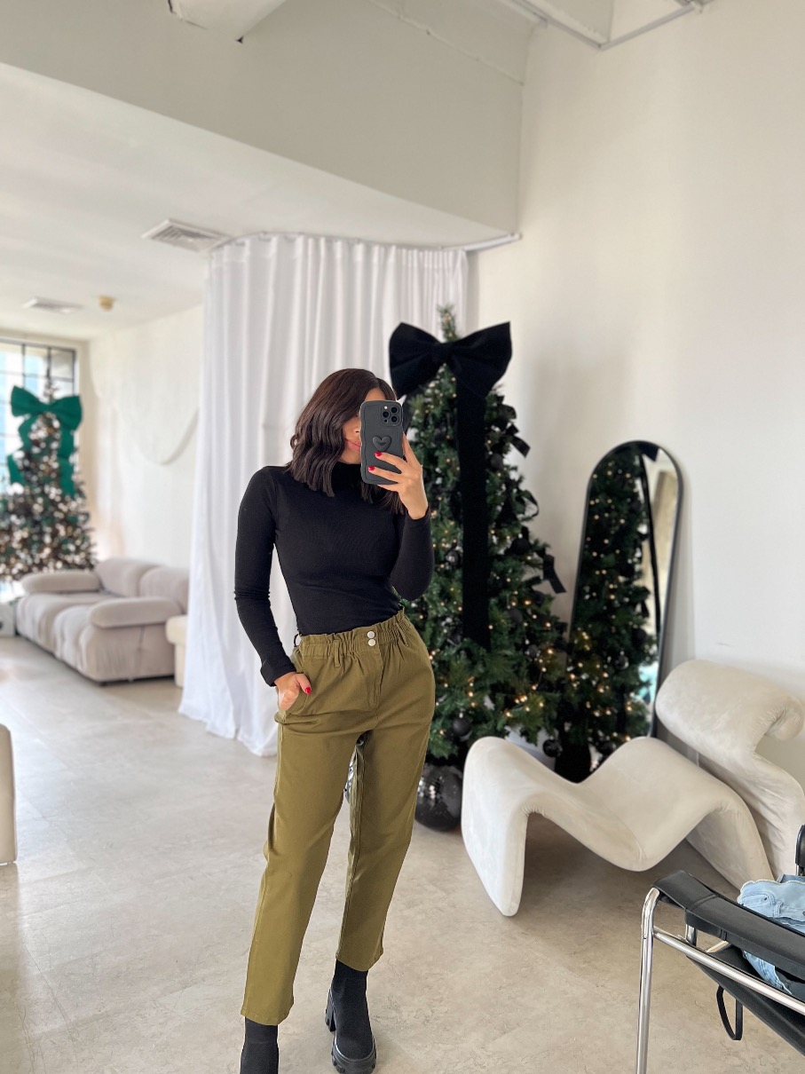 Suéter Negro de Cuello Alto