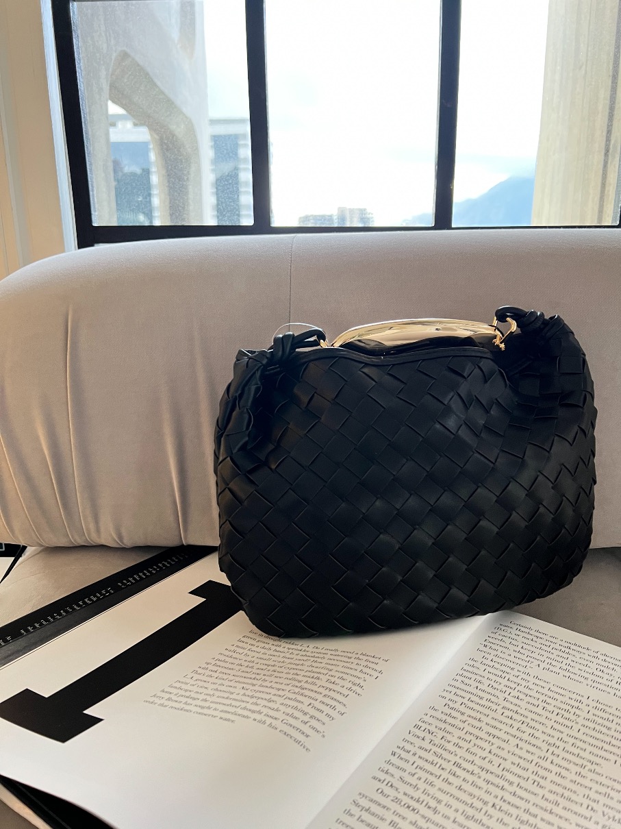 Cartera Negra asa dorada