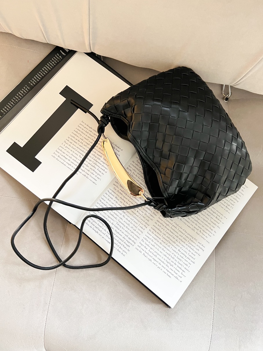 Cartera Negra asa dorada