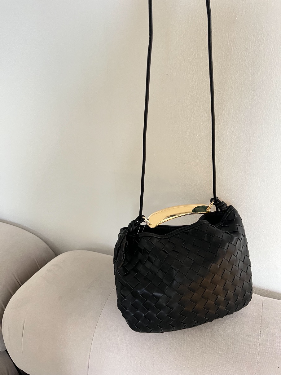 Cartera Negra asa dorada