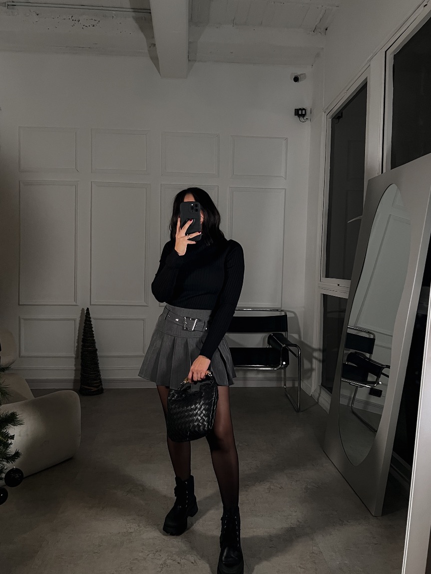 Suéter Negro de Cuello Alto Karina