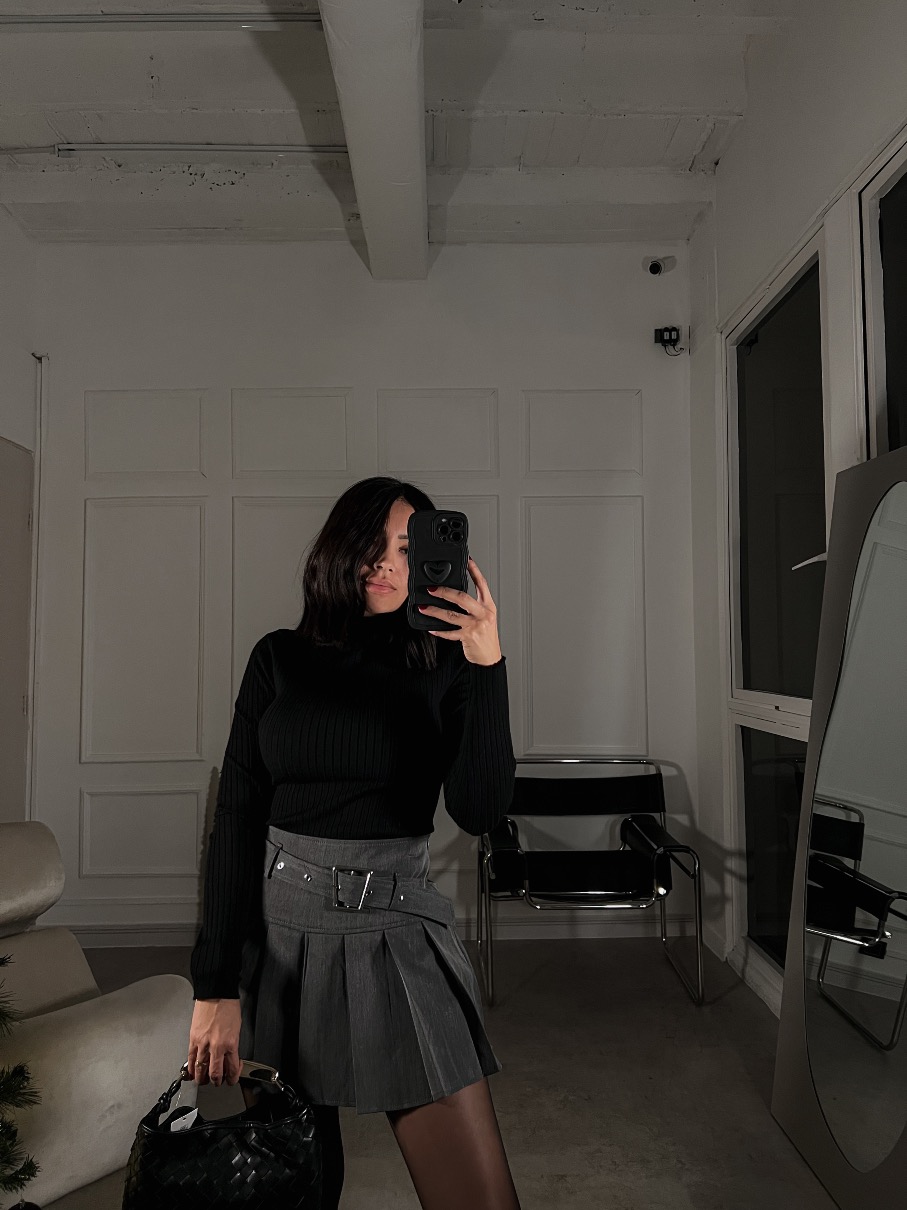 Suéter Negro de Cuello Alto Karina