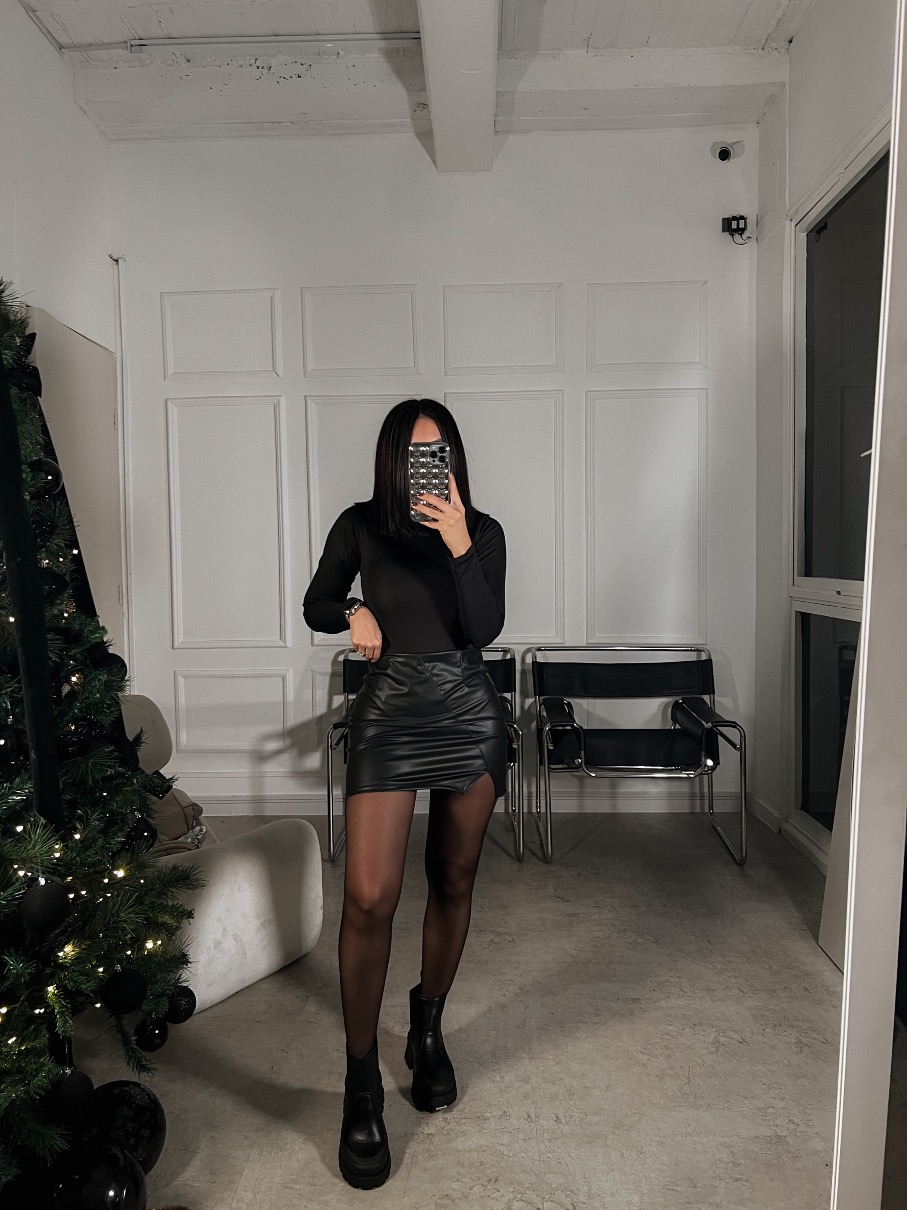 Falda abertura asimétrica cuerina Livia