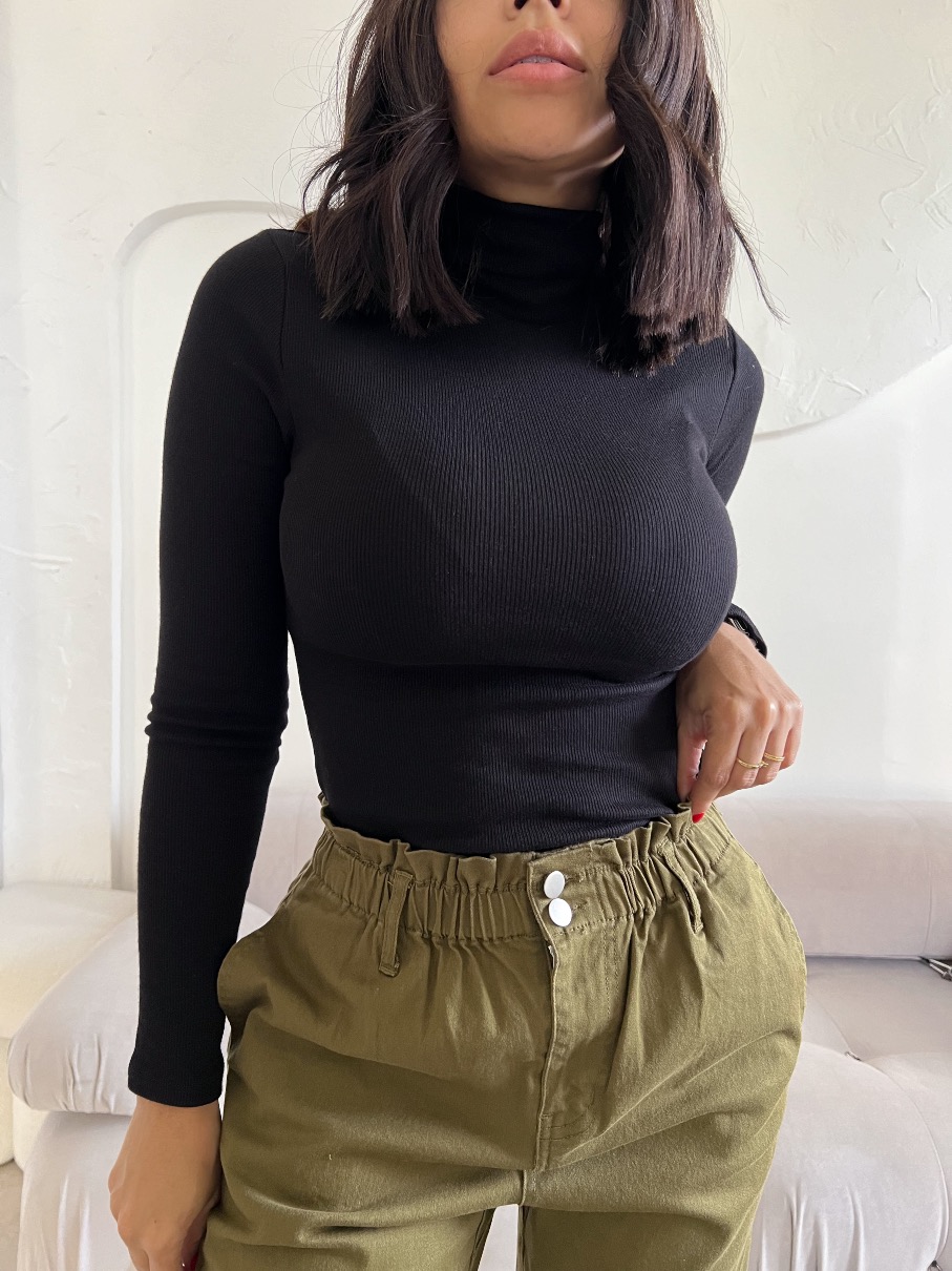 Suéter Negro de Cuello Alto