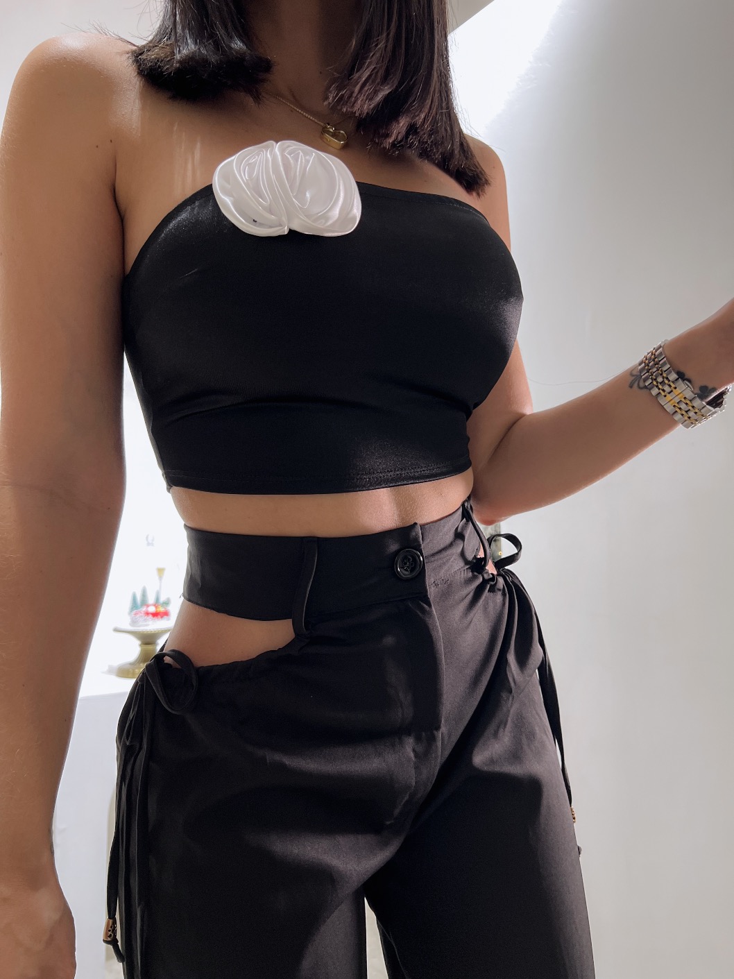 Top negro strapless detalle flor