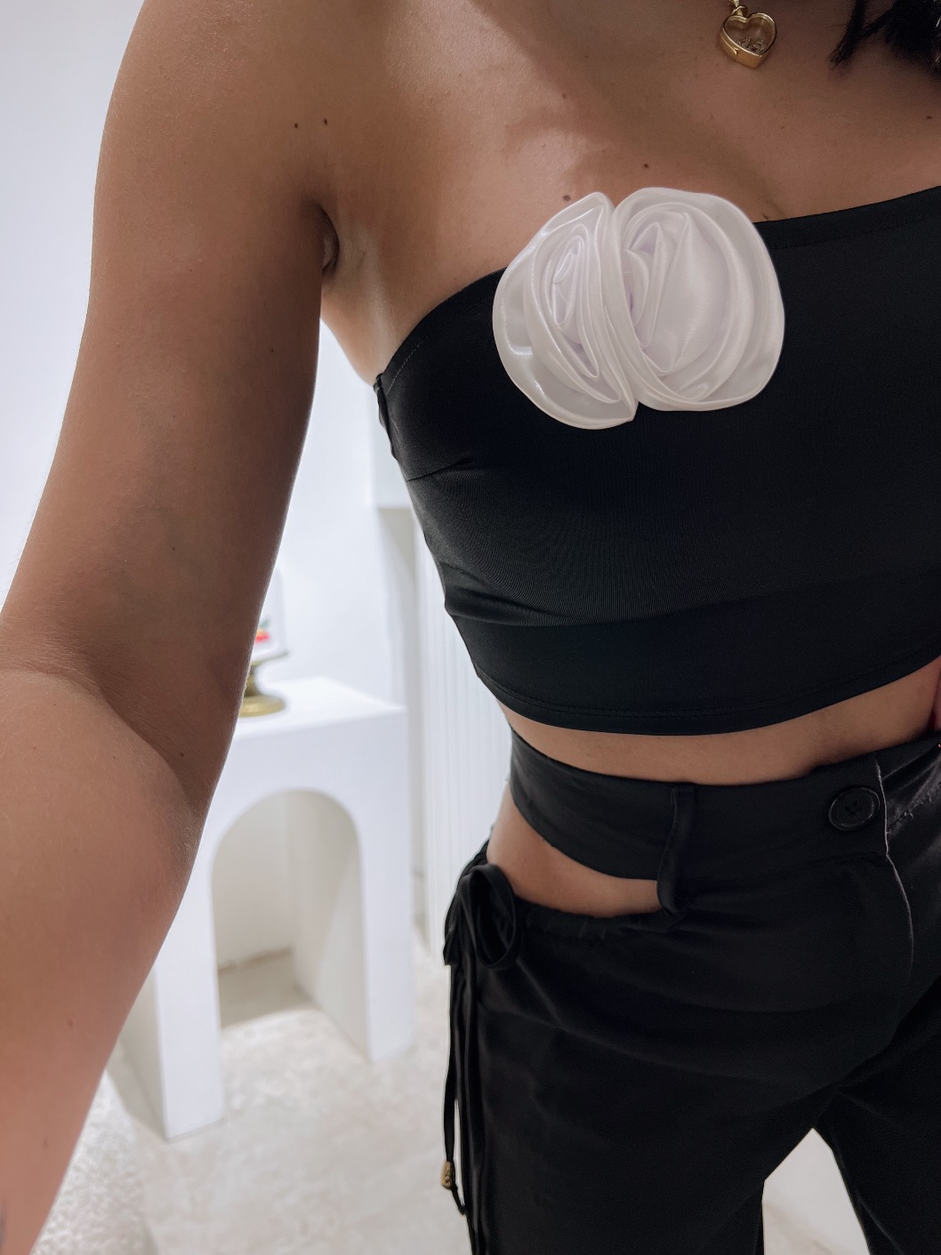 Top negro strapless detalle flor