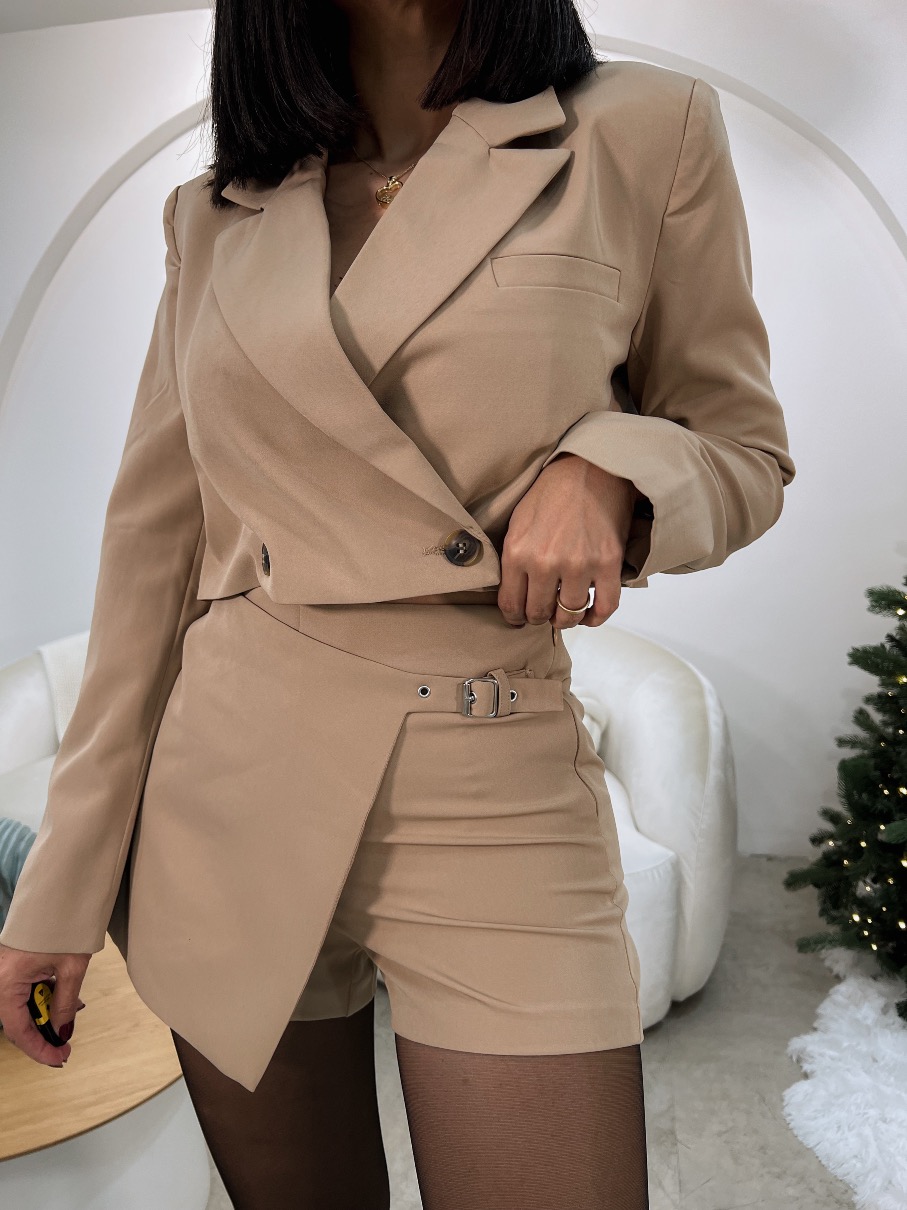 Set blazer y faldashort de Vestir Beige