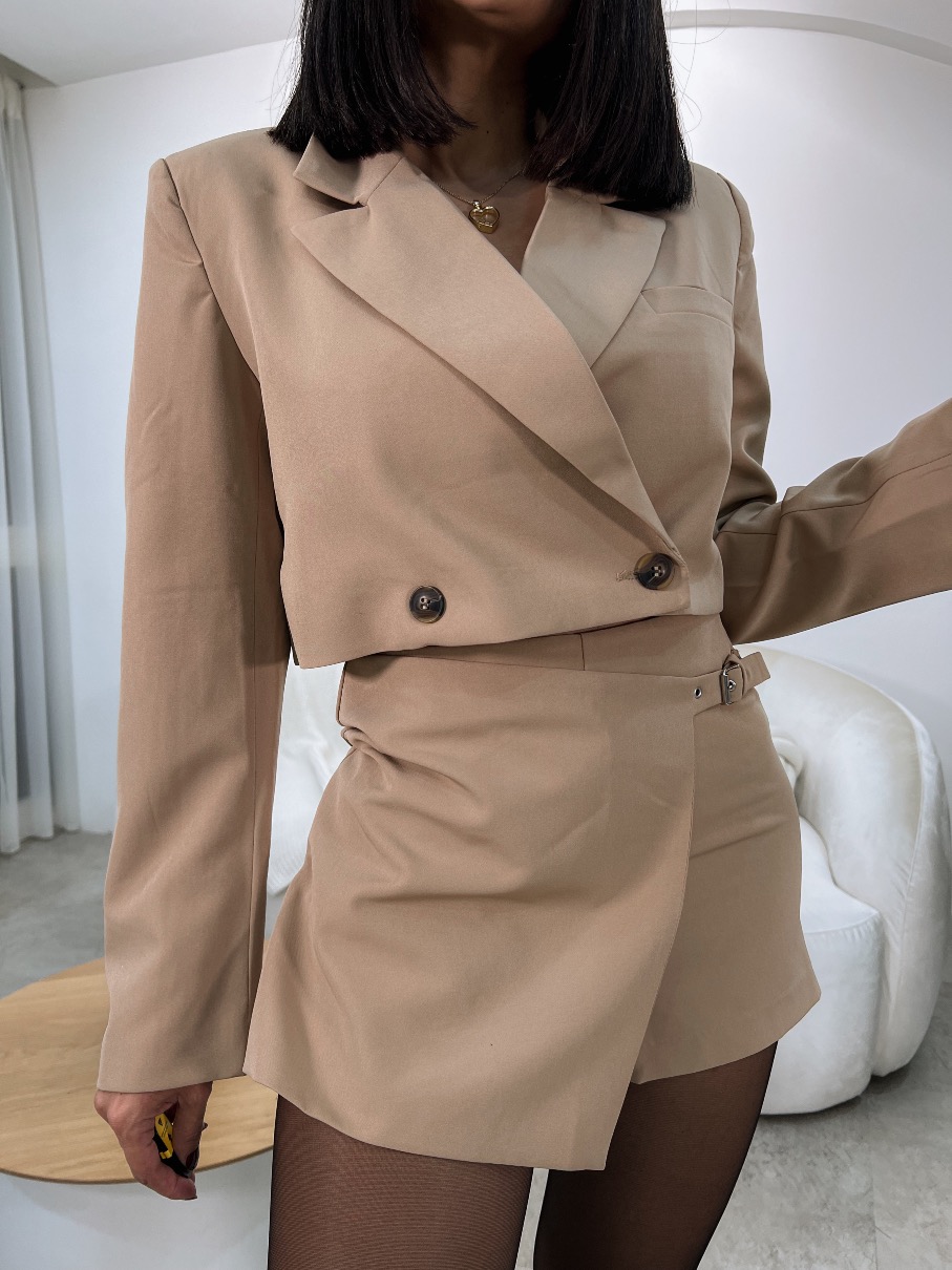 Set blazer y faldashort de Vestir Beige