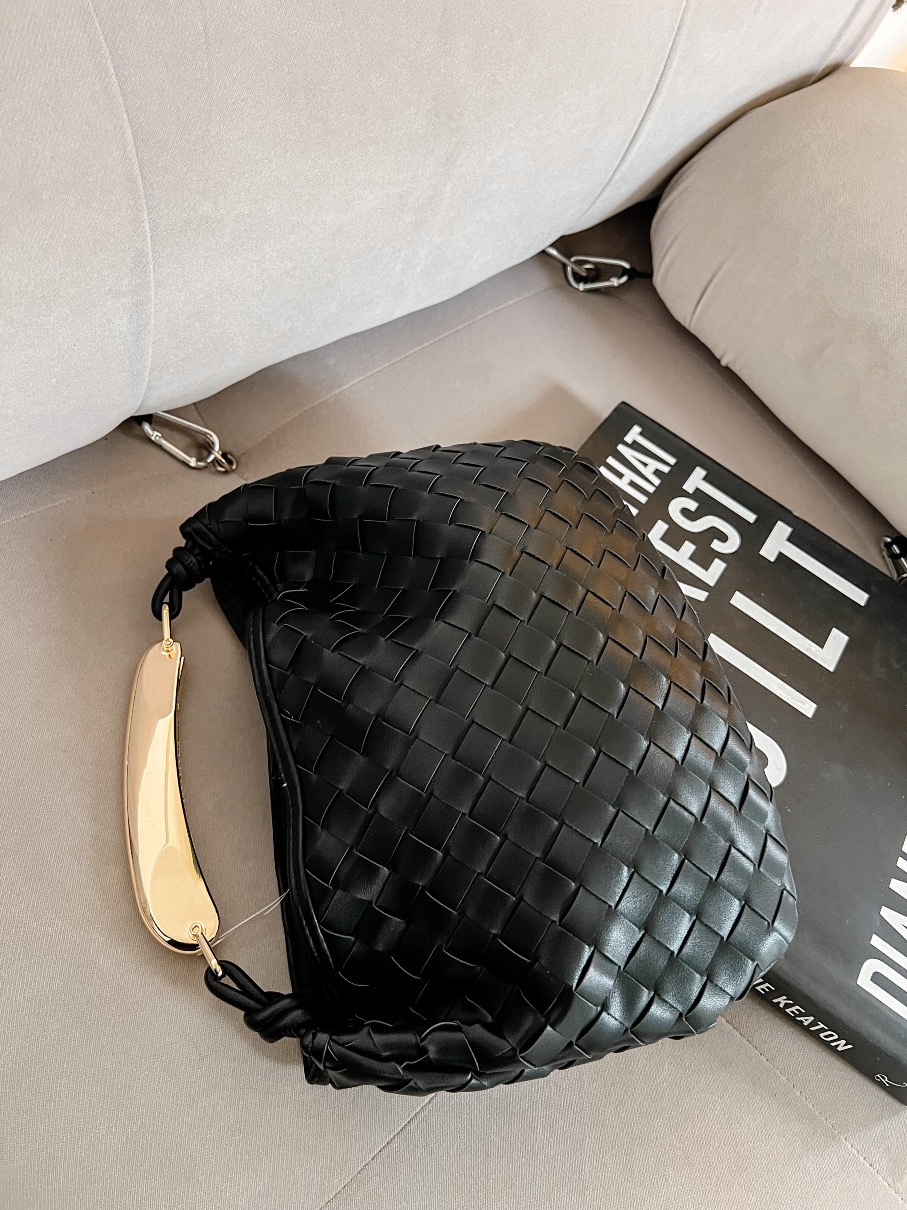 Cartera Negra asa dorada